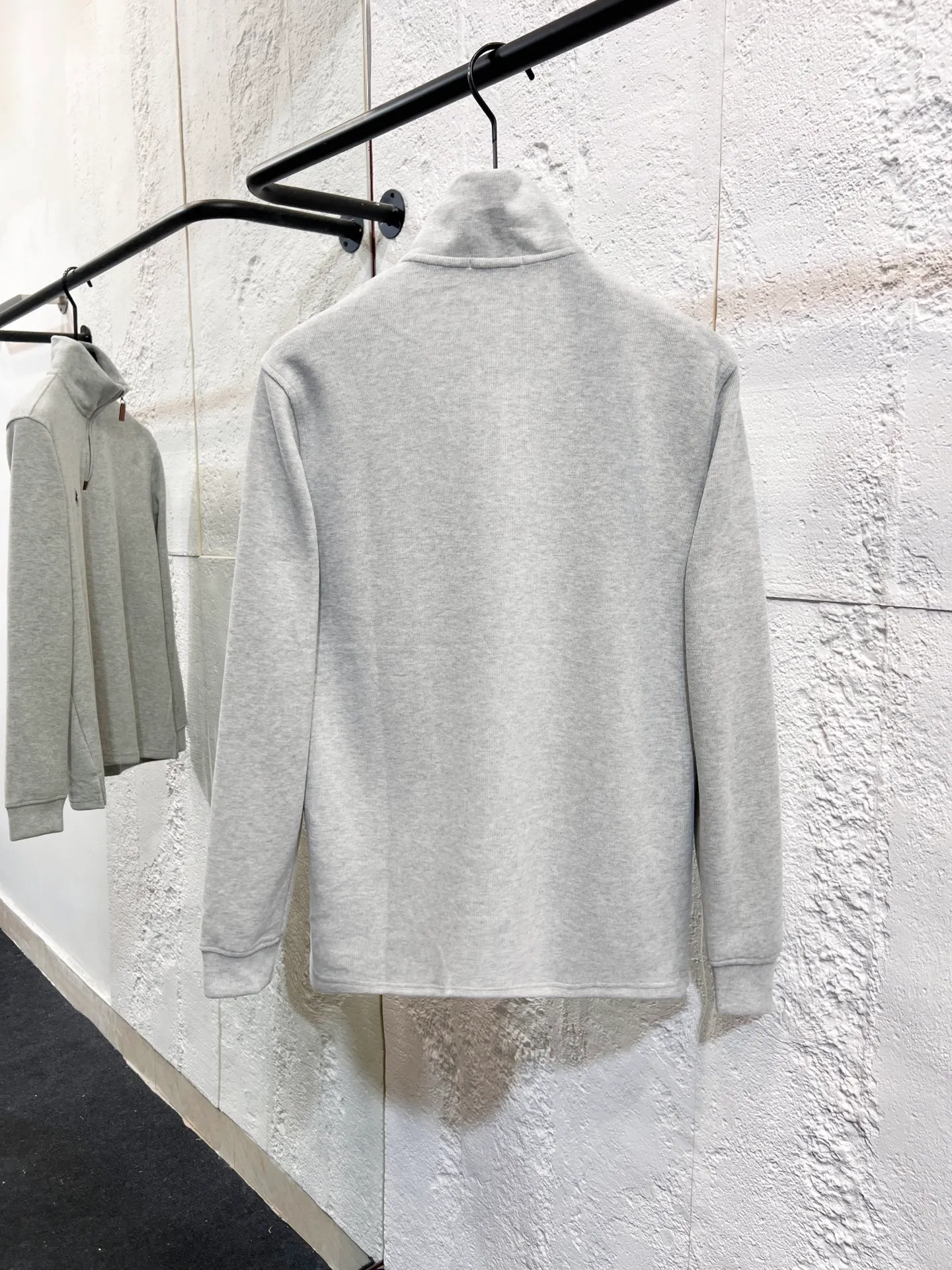 P196 Style number: T73 2235# Actual pictures! ! Ralph Lauren Minnie fabric long-sleeved half-zip sweatshirt. Color: black, oatmeal gray, camel, dark gray, light gray, navy blue, milk white. A total of 7 colors. Size: M-100-120 catties L-120-140 catties XL-140-160 catties 2XL-160-180 catties